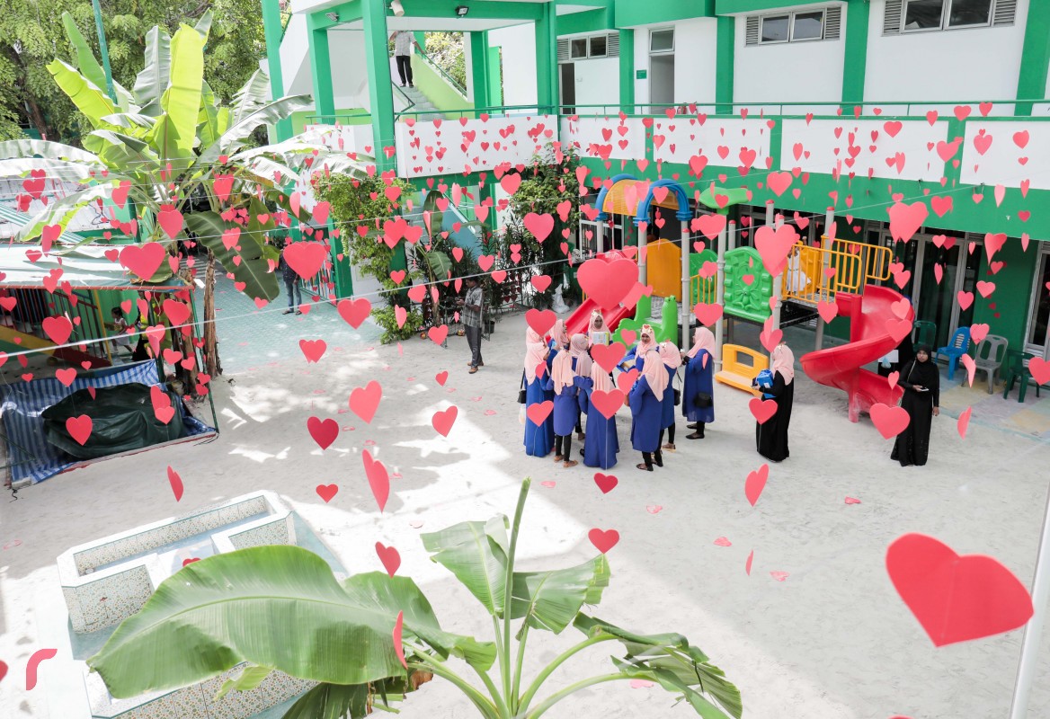 އޮކްޓޫބަރު 05، 2017 : ބައިނަލްއަގްވާމީ ޓީޗަރުންގެ ދުވަސް ކުލަގަދަކޮށް ފާހަގަ ކުރުމަށް ގަލޮޅުމަދަރުސާގައި ހިންގި ހަރަކާތްތަކުގެތެރެއިން