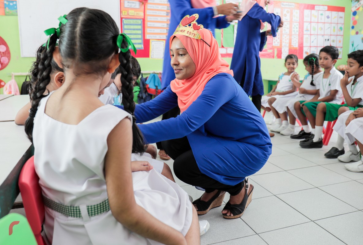 އޮކްޓޫބަރު 05، 2017 : ބައިނަލްއަގްވާމީ ޓީޗަރުންގެ ދުވަސް ކުލަގަދަކޮށް ފާހަގަ ކުރުމަށް ގަލޮޅުމަދަރުސާގައި ހިންގި ހަރަކާތްތަކުގައި ޓީޗަރުން ބައިވެރިވަނީ