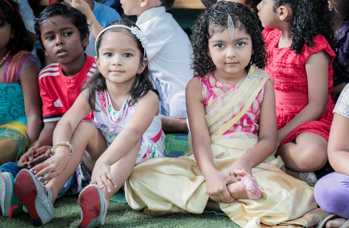 އޮކްޓޫބަރު 05، 2017 : ބައިނަލްއަގްވާމީ ޓީޗަރުންގެ ދުވަސް ކުލަގަދަކޮށް ފާހަގަ ކުރުމަށް ކެންގަރޫ ކިޑްސް ޕްރީ ސްކޫލްގައި ހިންގި ހަރަކާތްތަކުގައި ދަރިވަރުން ބައިވެރިވަނީ، ކެންގަރޫގައި ހަރަކާތްތައް ހިންގާފައިވަނީ އިންޑިއަން ތީމްއަކަށް