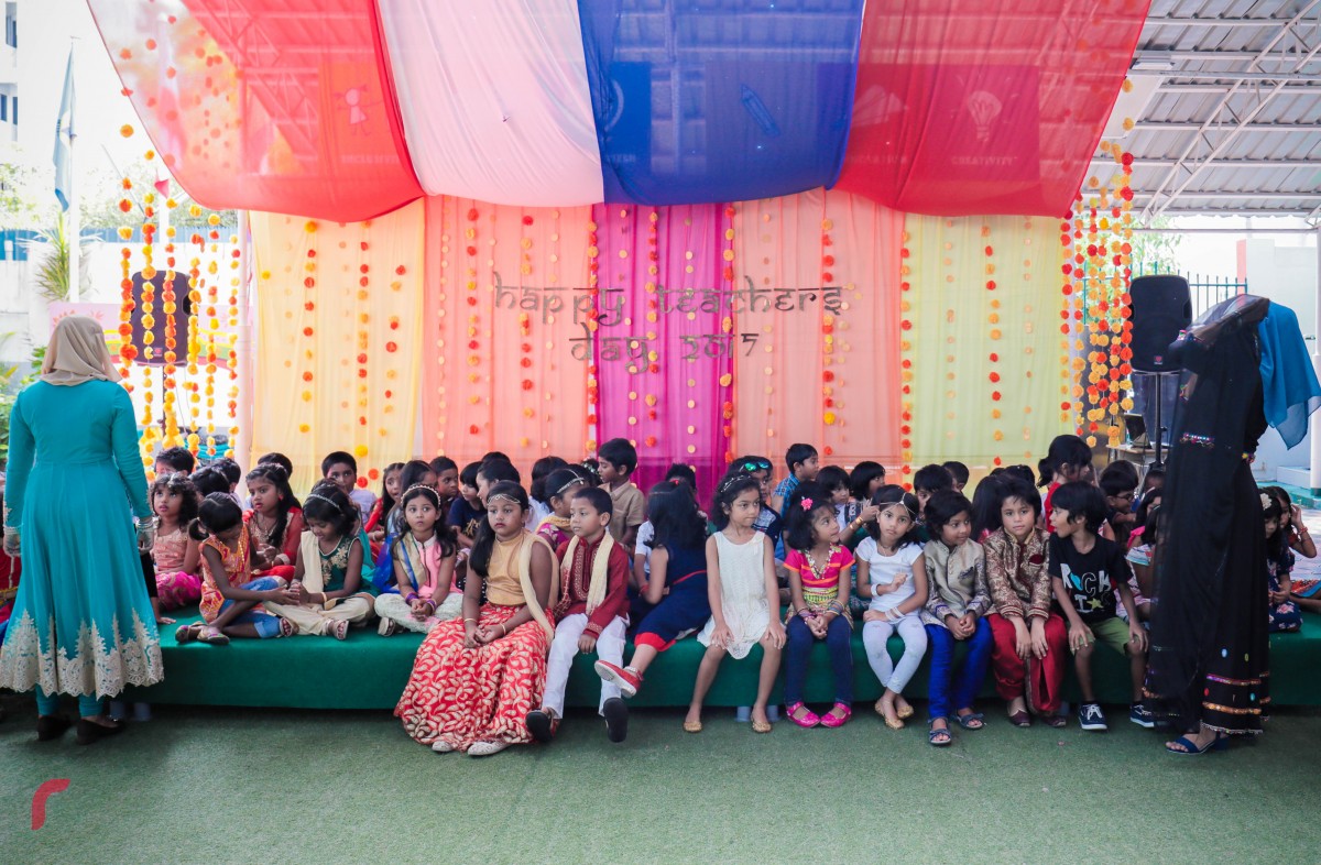 އޮކްޓޫބަރު 05، 2017 : ބައިނަލްއަގްވާމީ ޓީޗަރުންގެ ދުވަސް ކުލަގަދަކޮށް ފާހަގަ ކުރުމަށް ގަލޮޅުމަދަރުސާގައި ހިންގި ހަރަކާތްތަކުގައި ޓީޗަރުން ބައިވެރިވަނީ