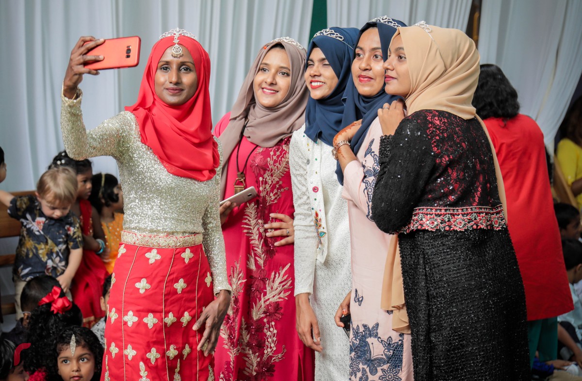 އޮކްޓޫބަރު 05، 2017 : ބައިނަލްއަގްވާމީ ޓީޗަރުންގެ ދުވަސް ކުލަގަދަކޮށް ފާހަގަ ކުރުމަށް ކެންގަރޫ ކިޑްސް ޕްރީ ސްކޫލްގައި ހިންގި ހަރަކާތްތަކުގައި ދަރިވަރުންނާއި ޓީޗަރުން ބައިވެރިވަނީ، ކެންގަރޫގައި ހަރަކާތްތައް ހިންގާފައިވަނީ އިންޑިއަން ތީމްއަކަށް