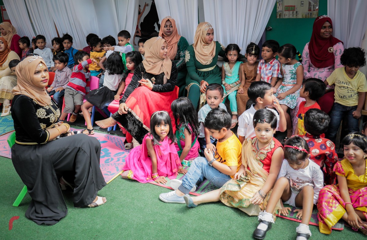 މުދައްރިސުންތަކެއް ދަރިވަރުންނާއެކު