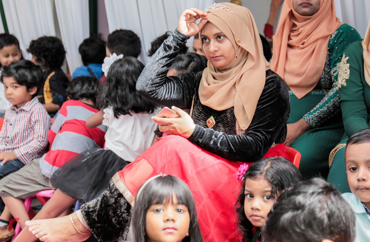 އޮކްޓޫބަރު 05، 2017 : ބައިނަލްއަގްވާމީ ޓީޗަރުންގެ ދުވަސް ކުލަގަދަކޮށް ފާހަގަ ކުރުމަށް ކެންގަރޫ ކިޑްސް ޕްރީ ސްކޫލްގައި ހިންގި ހަރަކާތްތަކުގައި ޓީޗަރުން ބައިވެރިވަނީ، ކެންގަރޫގައި ހަރަކާތްތައް ހިންގާފައިވަނީ އިންޑިއަން ތީމްއަކަށް