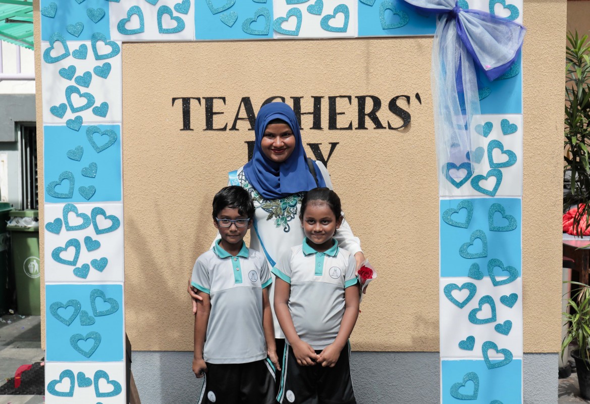 އޮކްޓޫބަރު 05، 2017 : ބައިނަލްއަގްވާމީ ޓީޗަރުންގެ ދުވަސް ކުލަގަދަކޮށް ފާހަގަ ކުރުމަށް އަހްމަދިއްޔާ ސްކޫލްގައި ހިންގި ހަރަކާތްތަކުގައި ޓީޗަރުން ބައިވެރިވަނީ