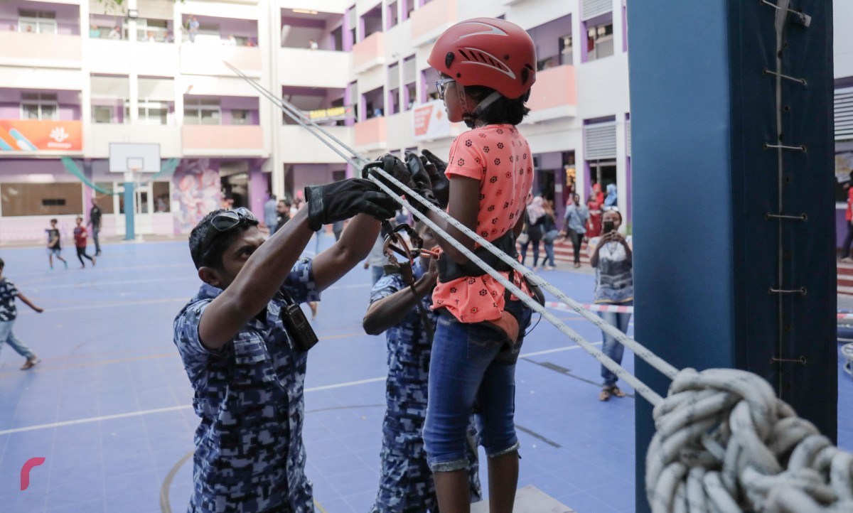 އޮކްޓޫބަރު 6 ، 2017 : ޣިޔާސުއްދީން އިންޓަނޭޝަނަލް ސުކޫލްގައި ބާއްވާ "ރިޕިލް ފެއަރ" ގެ ތެރެއިން: މި ހަރަކާތުގައި ފުލުހުން ވެސް ބައިވެރިވެފައިވޭ