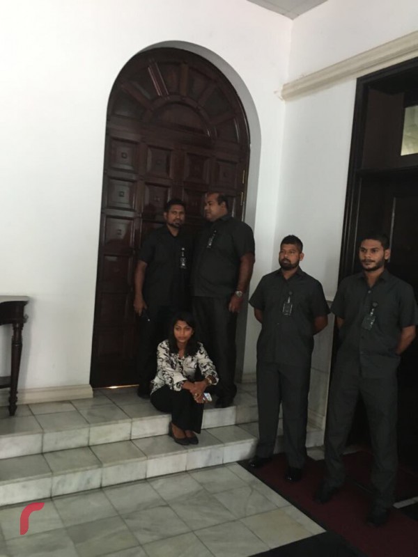 އޮކްޓޫބަރު 9 ، 2017 : ރައްޔިތުންގެ މަޖިލީހުގެ ތިންވަނަ ދައުރުގެ ފުރަތަމަ ޖަލްސާ ފެށުމުގެ ކުރިން އެސްޕީޖީ އިން މަޖިލީހުގައި ސެކިއުރިޓީ ބަލަހައްޓަނީ ، އެސްޕީޖީ އިން ވަނީ މަޖިލީހުގެ މެމްބަރުން މަޖިލީހުގެ ތަޅުމަށް ނިކުތުމަށް ހުރަސްއަޅާފައި