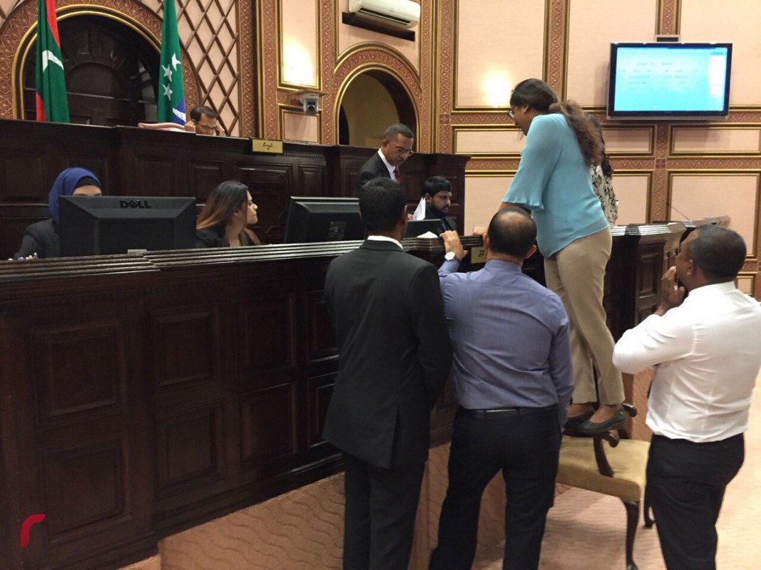 އޮކްޓޫބަރު 9 ، 2017 : ރައްޔިތުންގެ މަޖިލީހުގެ ތިންވަނަ ދައުރުގެ ފުރަތަމަ ޖަލްސާ ފެށުމުގެ ކުރިން އެސްޕީޖީ އިން މަޖިލީހުގައި ސެކިއުރިޓީ ބަލަހައްޓަނީ ، އެސްޕީޖީ އިން ވަނީ މަޖިލީހުގެ މެމްބަރުން މަޖިލީހުގެ ތަޅުމަށް ނިކުތުމަށް ހުރަސްއަޅާފައި