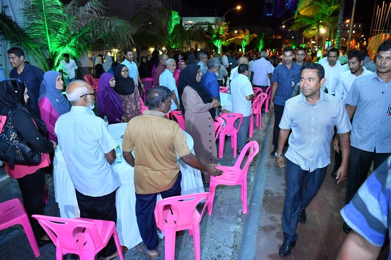 އޮކްޓޫބަރު 9 ، 2017: ރައީސް ޔާމިންގެ ދެކަނބަލުން ރަސްފަންނުގައި އިސްރަށްވެހިންނާ ބައްދަލުކުރައްވަން ބޭއްވެވި ހަފްލާގެ ތެރެއިން 