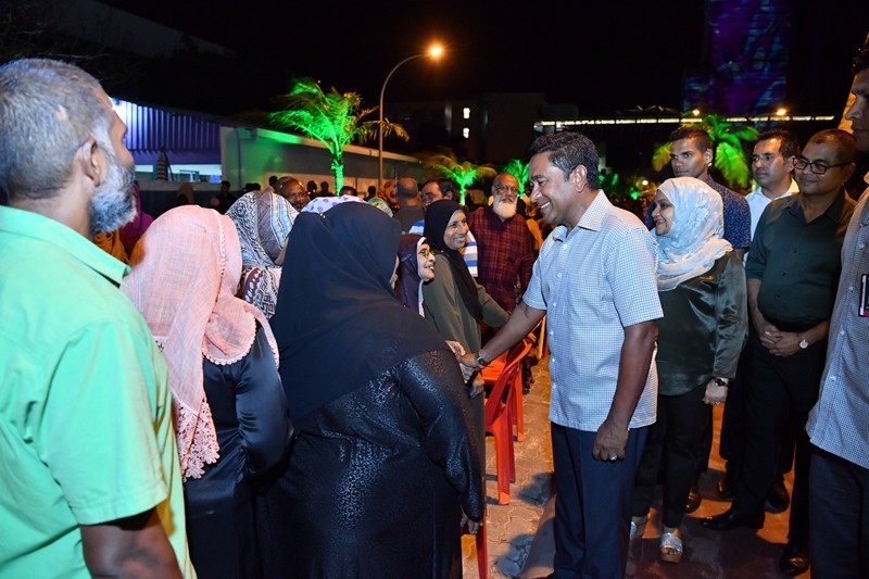 އޮކްޓޫބަރު 9 ، 2017: ރައީސް ޔާމިންގެ ދެކަނބަލުން ރަސްފަންނުގައި އިސްރަށްވެހިންނާ ބައްދަލުކުރައްވަން ބޭއްވެވި ހަފްލާގެ ތެރެއިން 