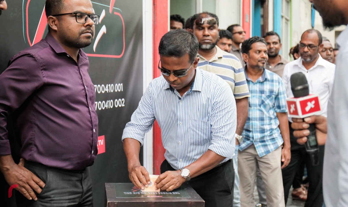 އޮކްޓޫބަރު 10 ، 2017: ރާއްޖެޓީވީ ފަސްލައްކަ ރުފިޔާއިން ޖޫރިމަނާ ކުރުމާ ގުޅިގެން، ހުޅުވި 'އަބުރު ފުޅު ފަންޑް' އަށް އެހީވުމަށް މީހަކު ފައިސާ ހަދިޔާ ކުރަނީ