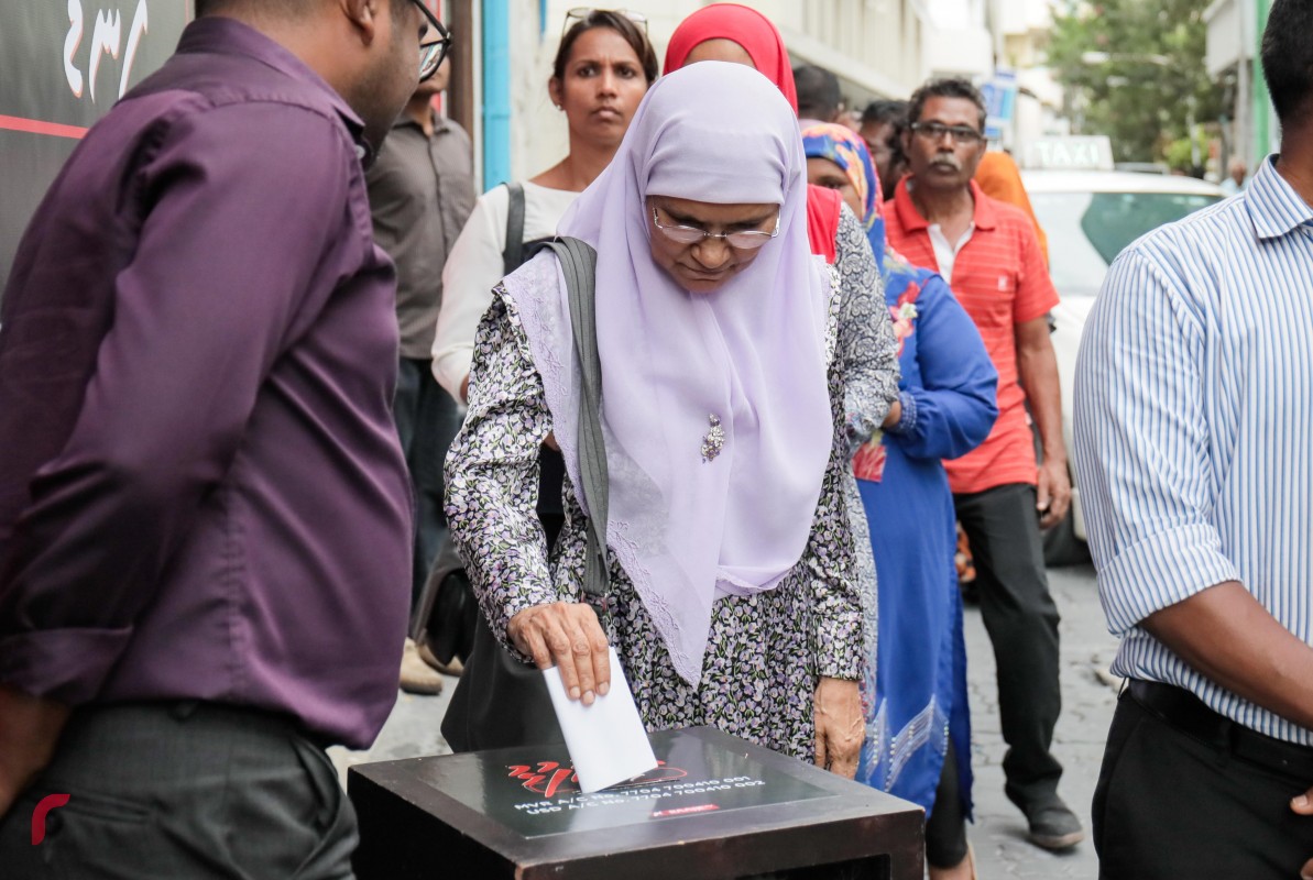 އޮކްޓޫބަރު 10 ، 2017: ރާއްޖެޓީވީ ފަސްލައްކަ ރުފިޔާއިން ޖޫރިމަނާ ކުރުމާ ގުޅިގެން، ހުޅުވި 'އަބުރު ފުޅު ފަންޑް' އަށް އެހީވުމަށް މީހަކު ފައިސާ ހަދިޔާ ކުރަނީ. ރާއްޖެ ޓީވީ ޖޫރިމަނާކޮށްފައިވަނީ ގައުމީ ސަލާމަތަށް ނުރައްކާވާފަދަ ކޮންޓެންޓްއެއް ބްރޮޑްކާސްޓް ކުރިކަމަށް ތުހުމަތުކޮށް