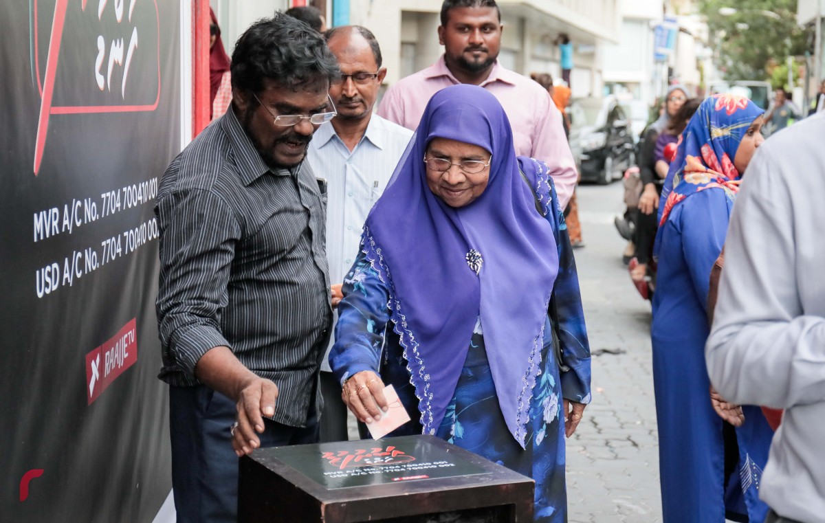 އޮކްޓޫބަރު 10 ، 2017: ރާއްޖެޓީވީ ފަސްލައްކަ ރުފިޔާއިން ޖޫރިމަނާ ކުރުމާ ގުޅިގެން، ހުޅުވި 'އަބުރު ފުޅު ފަންޑް' އަށް އެހީވުމަށް މީހަކު ފައިސާ ހަދިޔާ ކުރަނީ. ރާއްޖެ ޓީވީ ޖޫރިމަނާކޮށްފައިވަނީ ގައުމީ ސަލާމަތަށް ނުރައްކާވާފަދަ ކޮންޓެންޓްއެއް ބްރޮޑްކާސްޓް ކުރިކަމަށް ތުހުމަތުކޮށް