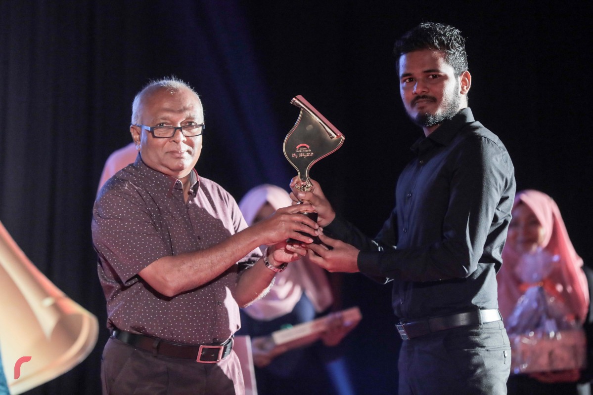 އޮކްޓޫބަރު 11، 2017 :ނޫސްވެރިކަމުގެ އިނާމް 2017 ދިނުމަށް ބޭއްވި ހަފްލާގައި ޝަރުއީ އަދި ގާނޫނީ ދާއިރާއިން އެންމެ މޮޅު ނޫސްވެރިއަކަށްހޮވުން މިހާރު ނޫހުގެ މުއިއްޒު އިބްރާހިމްއަށް އެވޯޑް ހަވާލުކުރަނީ