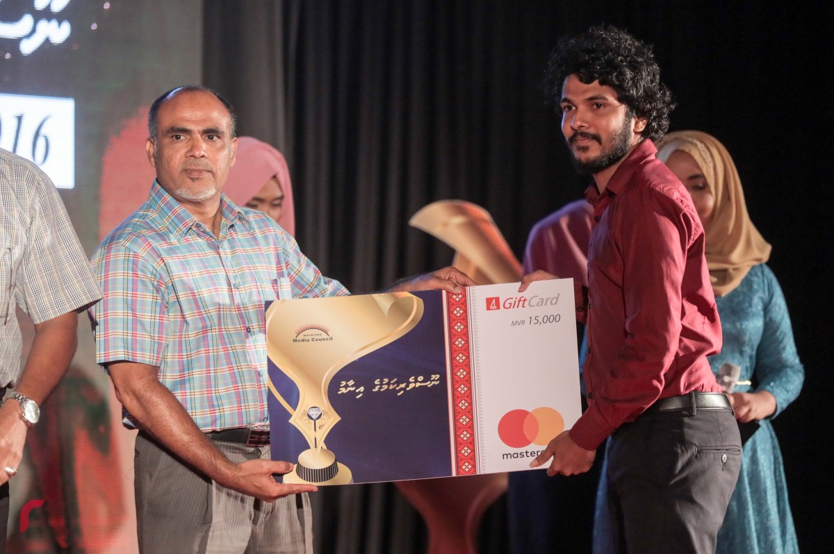 އޮކްޓޫބަރު 11، 2017 :ނޫސްވެރިކަމުގެ އިނާމް 2017 ދިނުމަށް ބޭއްވި ހަފްލާގައި ކުޅިވަރުގެ ދާއިރާއިން އެންމެ މޮޅު ނޫސްވެރިއަކަށްހޮވުން މިހާރު ނޫހުގެ އައްޒާމް އަލިފުޅަށް ނޫސްވެރިކަމުގެ އެވޯޑް ހަވާލުކުރަނީ