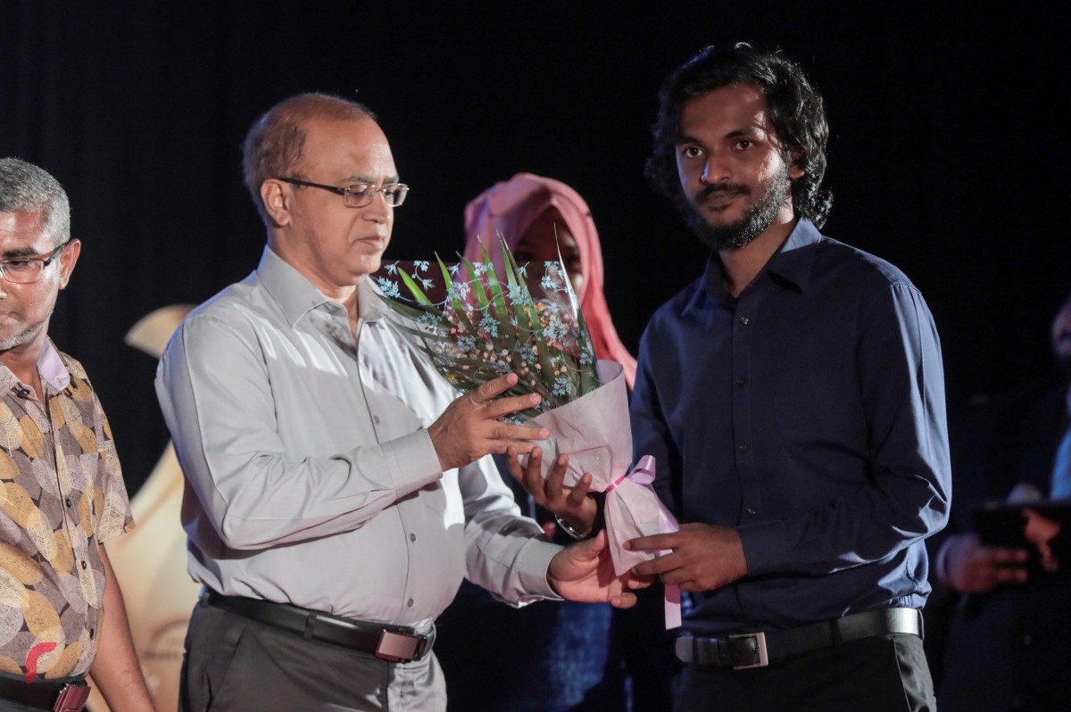 އޮކްޓޫބަރު 11، 2017 :ނޫސްވެރިކަމުގެ އިނާމް 2017 ދިނުމަށް ބޭއްވި ހަފްލާގައި އެންމެ އުއްމީދީ ނޫސްވެރިއަކަށް ހޮވުން  އަވަސް ނޫހުގެ މޫސާ ރަޝީދަށް އެވޯޑް ހަވާލުކުރަނީ