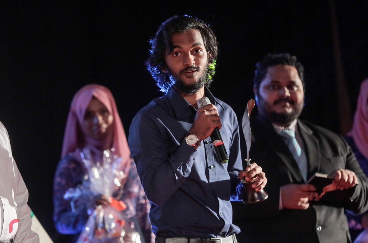 އޮކްޓޫބަރު 11، 2017 :ނޫސްވެރިކަމުގެ އިނާމް 2017 ދިނުމަށް ބޭއްވި ހަފްލާގައި އެންމެ އުއްމީދީ ނޫސްވެރިއަކަށް ހޮވުން އަވަސް ނޫހުގެ މޫސާ ރަޝީދް އެވޯޑްއާއި ހަވާލުވުމަށްފަހު އެވޯޑް ހަދިޔާ ކޮއްފައިވަނީ ގެއްލިފައިވާ މިނިވަން ނޫހުގެ ނޫސްވެރިޔާ ރިލްވާންއަށް