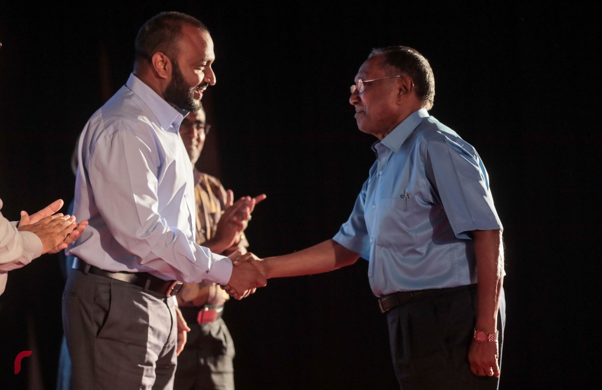 އޮކްޓޫބަރު 11، 2017 : މޯލްޑިވްސް މީޑިއާ ކައުންސިލް އިން އިންތިޒާމްކޮއްގެން ނޫސްވެރިންނަށްދޭ 'ނޫސްވެރިކަމުގެ އިނާމް 2017' ދިނުމަށް ދަރުބާރުގޭގައި ބޭއްވި ހަފްލާގައި ލައިފްޓައިމް އެވޯޑް ލިބުން އައްބާސް އިބްރާހިމްއާ އެވޯޑް ހަވާލުކުރަނީ