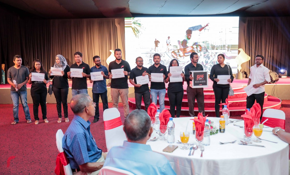 އޮކްޓޫބަރު 11، 2017 : ނޫސްވެރިކަމުގެ އިނާމް ދިނުމަށް ދަރުބާރުގޭގައި ބޭއްވި ހަފްލާގައި؛ ރާއްޖެ ޓީވީގެ ނޫސްވެރިން، މިނިވަން ނޫސްވެރިކަން ނެތްކަމަށް ބުނެ މީޑިއާ މިނިވަންކުރުމަށް ގޮވާލައި އިޙްތިޖާޖް ކުރަނީ