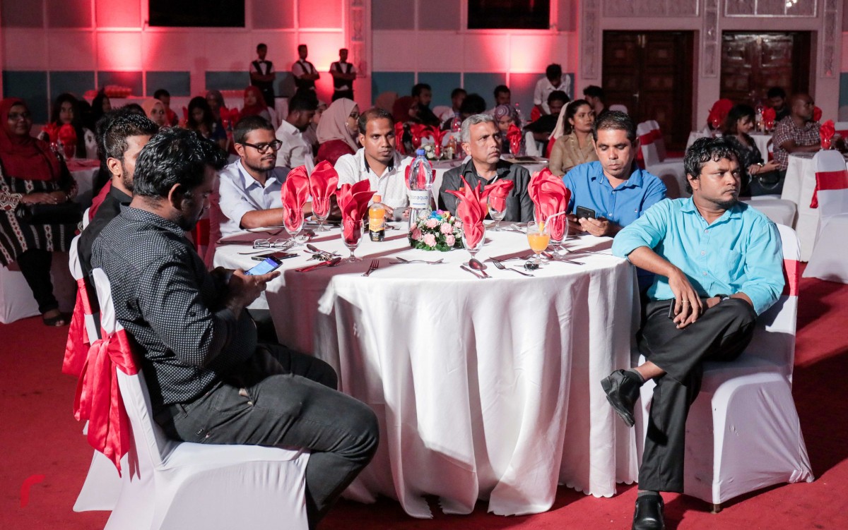 އޮކްޓޫބަރު 11، 2017 : މޯލްޑިވްސް މީޑިއާ ކައުންސިލް އިން އިންތިޒާމްކޮއްގެން ނޫސްވެރިންނަށްދޭ 'ނޫސްވެރިކަމުގެ އިނާމް 2017' ދިނުމަށް ދަރުބާރުގޭގައި ބޭއްވި ހަފްލާގެ ތެރެއިން