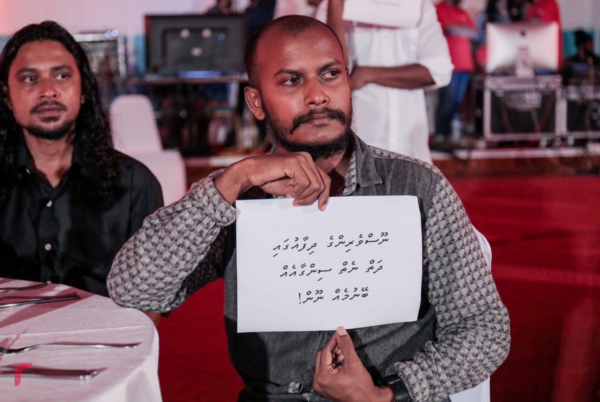 އޮކްޓޫބަރު 11، 2017 : ނޫސްވެރިކަމުގެ އިނާމް ދިނުމަށް ދަރުބާރުގޭގައި ބޭއްވި ހަފްލާގައި؛ ރާއްޖެ ޓީވީގެ ނޫސްވެރިން، މިނިވަން ނޫސްވެރިކަން ނެތްކަމަށް ބުނެ މީޑިއާ މިނިވަންކުރުމަށް ގޮވާލައި އިޙްތިޖާޖް ކުރަނީ