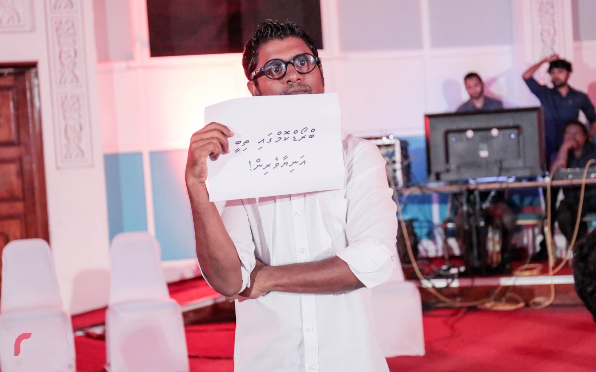 އޮކްޓޫބަރު 11، 2017 : ނޫސްވެރިކަމުގެ އިނާމް ދިނުމަށް ދަރުބާރުގޭގައި ބޭއްވި ހަފްލާގައި؛ ރާއްޖެ ޓީވީގެ ނޫސްވެރިން، މިނިވަން ނޫސްވެރިކަން ނެތްކަމަށް ބުނެ މީޑިއާ މިނިވަންކުރުމަށް ގޮވާލައި އިޙްތިޖާޖް ކުރަނީ