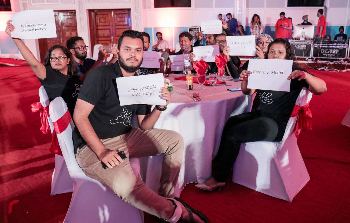 އޮކްޓޫބަރު 11، 2017 : ނޫސްވެރިކަމުގެ އިނާމް ދިނުމަށް ދަރުބާރުގޭގައި ބޭއްވި ހަފްލާގައި؛ ރާއްޖެ ޓީވީގެ ނޫސްވެރިން، މިނިވަން ނޫސްވެރިކަން ނެތްކަމަށް ބުނެ މީޑިއާ މިނިވަންކުރުމަށް ގޮވާލައި އިޙްތިޖާޖް ކުރަނީ