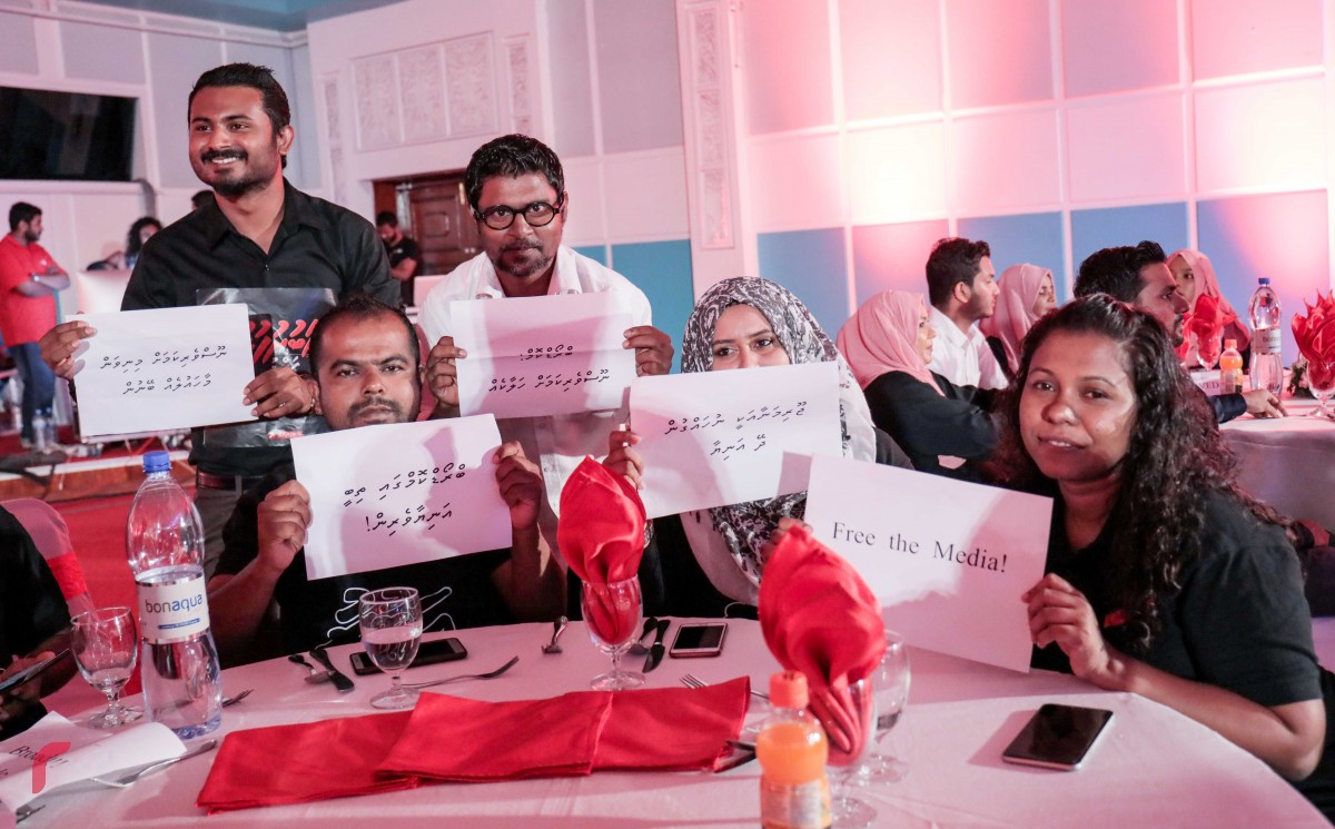 އޮކްޓޫބަރު 11، 2017 : ނޫސްވެރިކަމުގެ އިނާމް ދިނުމަށް ދަރުބާރުގޭގައި ބޭއްވި ހަފްލާގައި ރާއްޖެ ޓީވީގެ ނޫސްވެރިން، މިނިވަން ނޫސްވެރިކަން ނެތްކަމަށް ބުނެ މީޑިއާ މިނިވަންކުރުމަށް ގޮވާލައި އިޙްތިޖާޖް ކުރަނީ