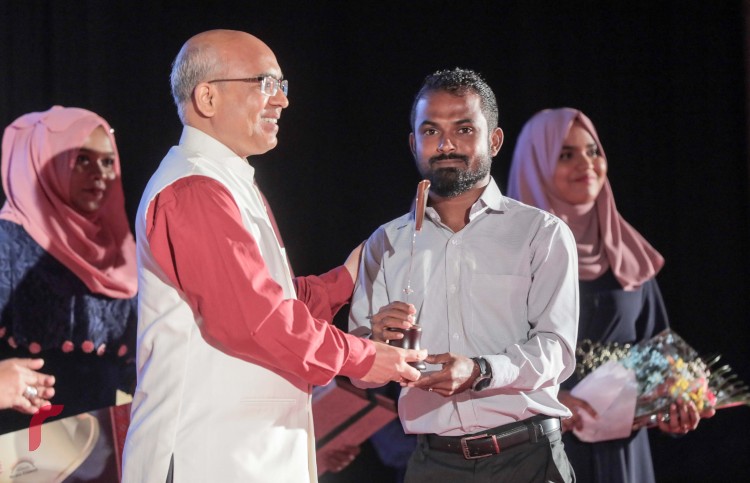 އޮކްޓޫބަރު 11، 2017 :ނޫސްވެރިކަމުގެ އިނާމް 2017 ދިނުމަށް ބޭއްވި ހަފްލާގައި އެންމެ މޮޅު ފޮޓޯގްރާފާއަކަށް ހޮވުން ސަން އޮންލައިންގެ ފަޔާޒްއަށް އެވޯޑް ހަވާލުކުރަނީ