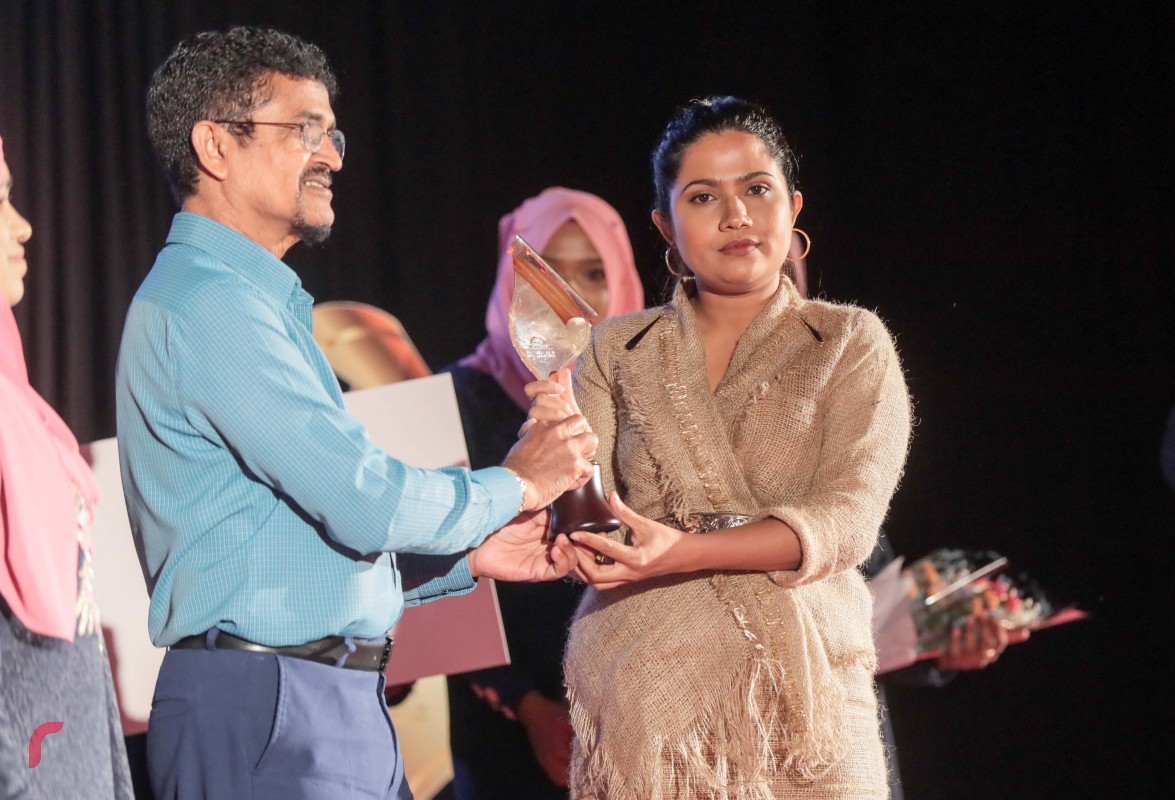 އޮކްޓޫބަރު 11، 2017 :ނޫސްވެރިކަމުގެ އިނާމް 2017 ދިނުމަށް ބޭއްވި ހަފްލާގައި ވީޑިއޯގެ ދާއިރާއިން އެންމެ މޮޅު ވީޑިއޯގްރާފާއަކަށް ހޮވުން ވީޓީވީގެ އަމީނާއަށް އެވޯޑް ހަވާލުކުރަނީ