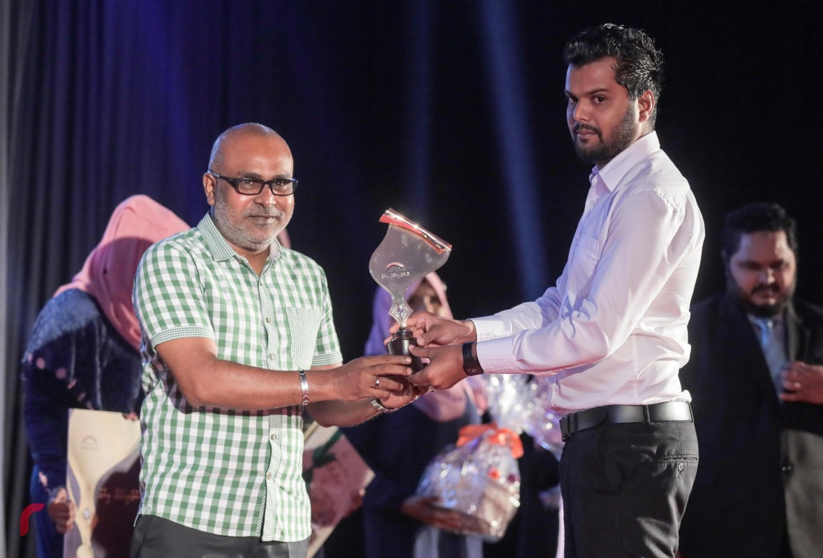 އޮކްޓޫބަރު 11، 2017 : މޯލްޑިވްސް މީޑިއާ ކައުންސިލް އިން އިންތިޒާމްކޮއްގެން ނޫސްވެރިންނަށްދޭ 'ނޫސްވެރިކަމުގެ އިނާމް 2017' ދިނުމަށް ދަރުބާރުގޭގައި ބޭއްވި ހަފްލާގެ ތެރެއިން