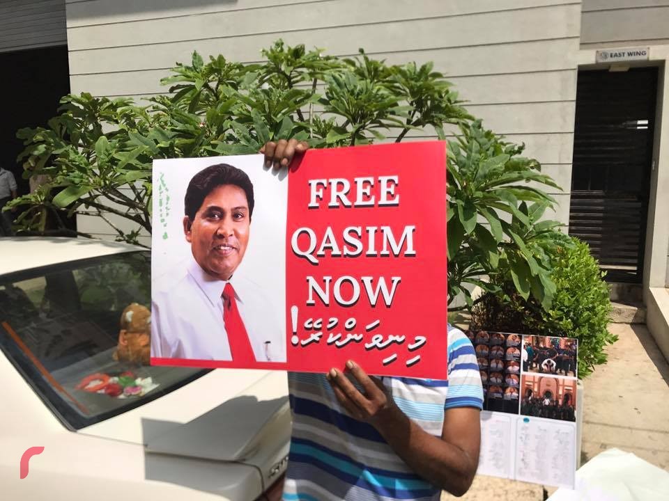 ލަންކާ: އޮކްޓޫބަރު 12، 2017 : އިދިކޮޅު އިއްތިހާދުގެ މެމްބަރުން ސަރުކާރާ ދެކޮޅަށް އަޑުއުފުލައި އީޔޫގެ ގަރާރަށް އިޖާބަދިނުމަށް ގޮވާލައި ލަންކާގައި ހުންނަ ރާއްޖޭ އެމްބަސީ ކުރިމަތީ މުޒާހަރާކުރަނީ، 