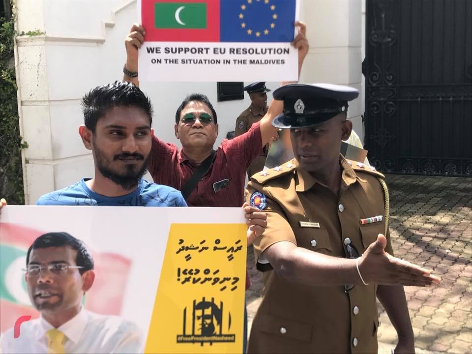 ލަންކާ: އޮކްޓޫބަރު 12، 2017 : އިދިކޮޅު އިއްތިހާދުގެ މެމްބަރުން ސަރުކާރާ ދެކޮޅަށް އަޑުއުފުލައި އީޔޫގެ ގަރާރަށް އިޖާބަދިނުމަށް ގޮވާލައި ލަންކާގައި ހުންނަ ރާއްޖޭ އެމްބަސީ ކުރިމަތީ މުޒާހަރާކުރަނީ، މި މުޒާ