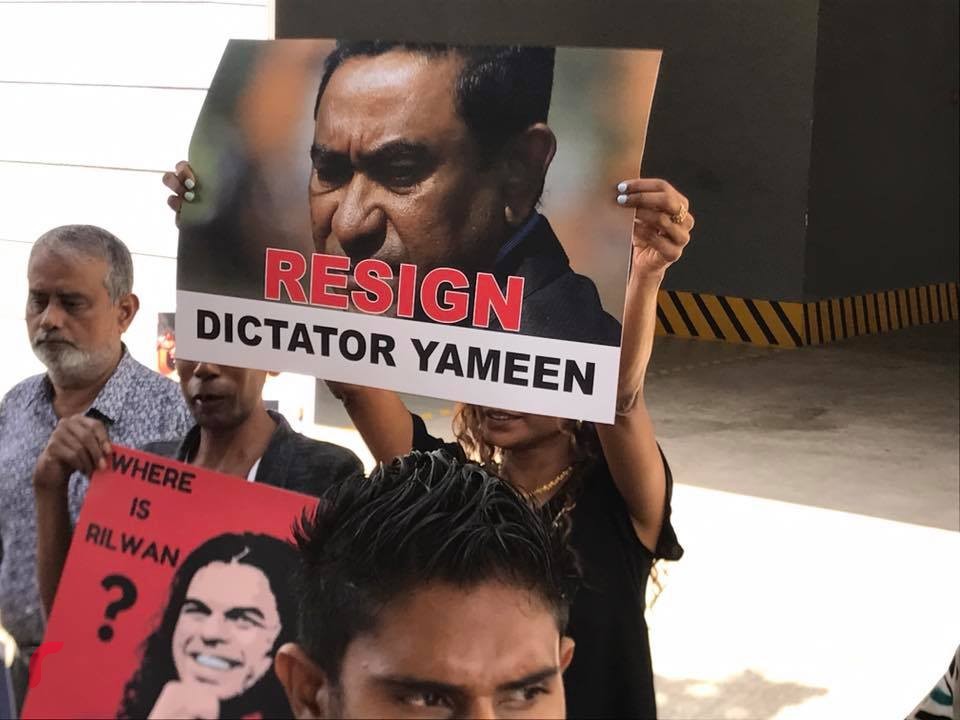 ލަންކާ: އޮކްޓޫބަރު 12، 2017 : އިދިކޮޅު އިއްތިހާދުގެ މެމްބަރުން ސަރުކާރާ ދެކޮޅަށް އަޑުއުފުލައި އީޔޫގެ ގަރާރަށް އިޖާބަދިނުމަށް ގޮވާލައި ލަންކާގައި ހުންނަ ރާއްޖޭ އެމްބަސީ ކުރިމަތީ މުޒާހަރާކުރަނީ، 