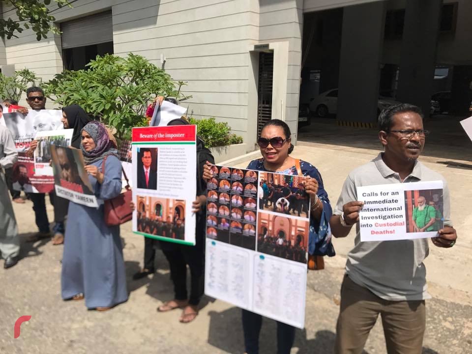 ލަންކާ: އޮކްޓޫބަރު 12، 2017 : އިދިކޮޅު އިއްތިހާދުގެ މެމްބަރުން ސަރުކާރާ ދެކޮޅަށް އަޑުއުފުލައި އީޔޫގެ ގަރާރަށް އިޖާބަދިނުމަށް ގޮވާލައި ލަންކާގައި ހުންނަ ރާއްޖޭ އެމްބަސީ ކުރިމަތީ މުޒާހަރާކުރަނީ،