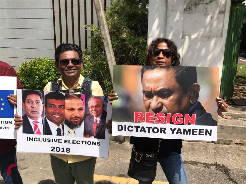 ލަންކާ: އޮކްޓޫބަރު 12، 2017 : އިދިކޮޅު އިއްތިހާދުގެ މެމްބަރުން ސަރުކާރާ ދެކޮޅަށް އަޑުއުފުލައި އީޔޫގެ ގަރާރަށް އިޖާބަދިނުމަށް ގޮވާލައި ލަންކާގައި ހުންނަ ރާއްޖޭ އެމްބަސީ ކުރިމަތީ މުޒާހަރާކުރަނީ،