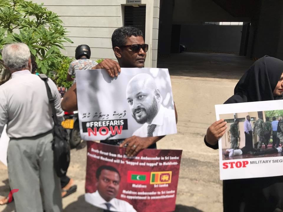 ލަންކާ: އޮކްޓޫބަރު 12، 2017 : އިދިކޮޅު އިއްތިހާދުގެ މެމްބަރުން ސަރުކާރާ ދެކޮޅަށް އަޑުއުފުލައި އީޔޫގެ ގަރާރަށް އިޖާބަ ދިނުމަށް ގޮވާލައި ލަންކާގައި ހުންނަ ރާއްޖޭ އެމްބަސީ ކުރިމަތީ މުޒާހަރާކުރަނީ، 