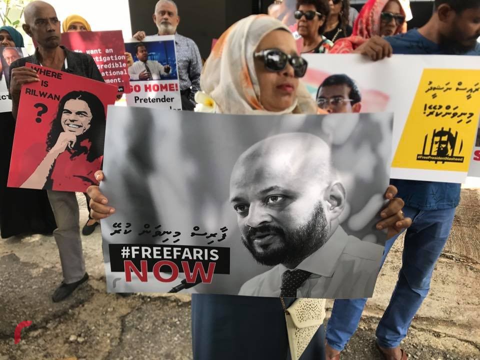 ލަންކާ: އޮކްޓޫބަރު 12، 2017 : އިދިކޮޅު އިއްތިހާދުގެ މެމްބަރުން ސަރުކާރާ ދެކޮޅަށް އަޑުއުފުލައި އީޔޫގެ ގަރާރަށް އިޖާބަދިނުމަށް ގޮވާލައި ލަންކާގައި ހުންނަ ރާއްޖޭ އެމްބަސީ ކުރިމަތީ މުޒާހަރާކުރަނީ،