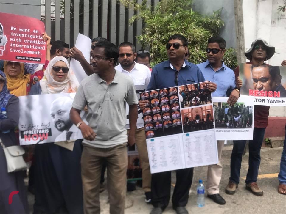 ލަންކާ: އޮކްޓޫބަރު 12، 2017 : އިދިކޮޅު އިއްތިހާދުގެ މެމްބަރުން ސަރުކާރާ ދެކޮޅަށް އަޑުއުފުލައި އީޔޫގެ ގަރާރަށް އިޖާބަދިނުމަށް ގޮވާލައި ލަންކާގައި ހުންނަ ރާއްޖޭ އެމްބަސީ ކުރިމަތީ މުޒާހަރާކުރަނީ،