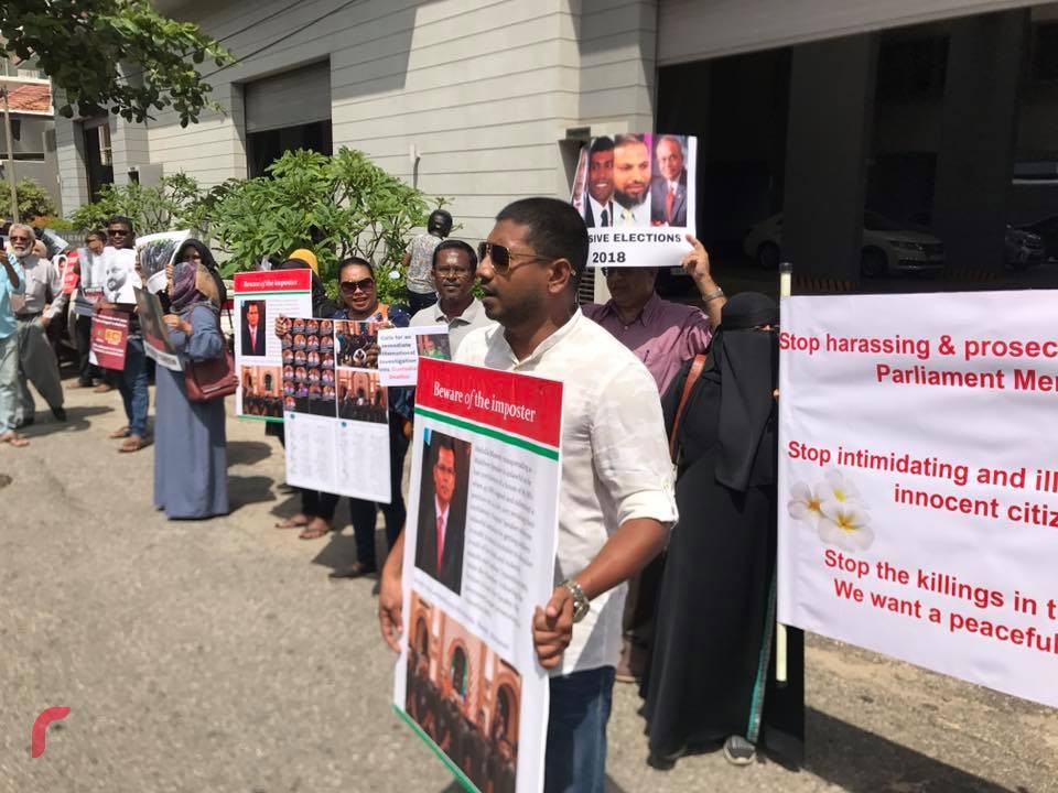 ލަންކާ: އޮކްޓޫބަރު 12، 2017 : އިދިކޮޅު އިއްތިހާދުގެ މެމްބަރުން ސަރުކާރާ ދެކޮޅަށް އަޑުއުފުލައި އީޔޫގެ ގަރާރަށް އިޖާބަދިނުމަށް ގޮވާލައި ލަންކާގައި ހުންނަ ރާއްޖޭ އެމްބަސީ ކުރިމަތީ މުޒާހަރާކުރަނީ،