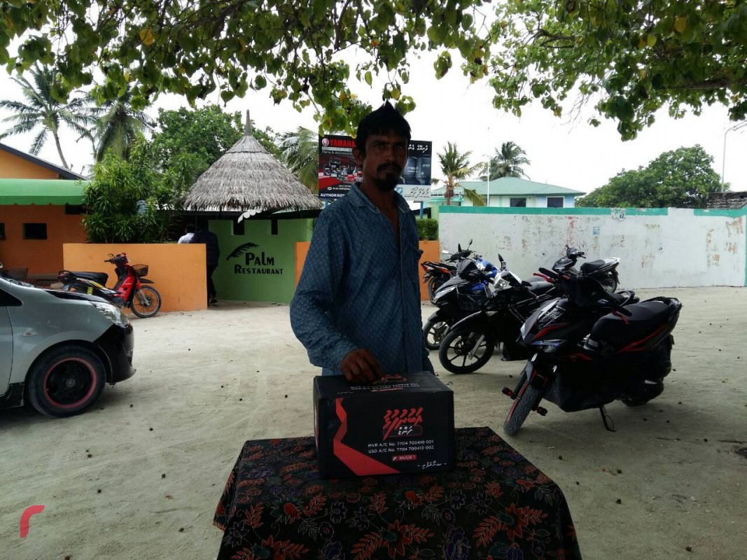 އޮކްޓޫބަރު 13، 2017: ރ. ހުޅުދުއްފާރުން: ރާއްޖެ ޓީވީން ޤައުމީ ސަލާމަތަށް ނުރައްކާވާފަދަ ކޮންޓެންޓްއެއް ދެއްކިކަމަށްބުނެ އެ ސްޓޭޝަން 500،000 ރުފިޔާއިން ޖޫރިމަނާ ކުރުމާއި ގުޅިގެން ފަންޑް ހޯދުމަށް ރާއްޖޭ ޓީވީގެ މުވައްޒަފުން މަސައްކަތްކުރަނީ، މިއީ ބްރޯޑްކާސްޓިންގް ކޮމިޝަނުން ރާއްޖެ ޓީވީ ޖޫރިމަނާކުރި 3 ވަނަ ފަހަރު