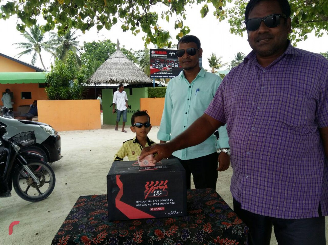 އޮކްޓޫބަރު 13، 2017: ރ. ހުޅުދުއްފާރުން: ރާއްޖެ ޓީވީން ޤައުމީ ސަލާމަތަށް ނުރައްކާވާފަދަ ކޮންޓެންޓްއެއް ދެއްކިކަމަށްބުނެ އެ ސްޓޭޝަން 500،000 ރުފިޔާއިން ޖޫރިމަނާ ކުރުމާއި ގުޅިގެން ފަންޑް ހޯދުމަށް ރާއްޖޭ ޓީވީގެ މުވައްޒަފުން މަސައްކަތްކުރަނީ، މިއީ ބްރޯޑްކާސްޓިންގް ކޮމިޝަނުން ރާއްޖެ ޓީވީ ޖޫރިމަނާކުރި 3 ވަނަ ފަހަރު