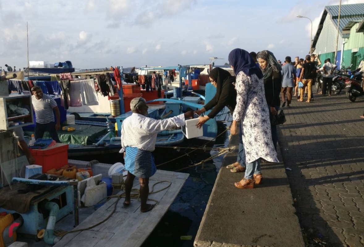 އޮކްޓޫބަރު 13، 2017: ރާއްޖެ ޓީވީން ޤައުމީ ސަލާމަތަށް ނުރައްކާވާފަދަ ކޮންޓެންޓްއެއް ދެއްކިކަމަށްބުނެ އެ ސްޓޭޝަން 500،000 ރުފިޔާއިން ޖޫރިމަނާ ކުރުމާއި ގުޅިގެން ފަންޑް ހޯދުމަށް ރާއްޖޭ ޓީވީގެ މުވައްޒަފުން މަސައްކަތްކުރަނީ، މިއީ ބްރޯޑްކާސްޓިންގް ކޮމިޝަނުން ރާއްޖެ ޓީވީ ޖޫރިމަނާކުރި 3 ވަނަ ފަހަރު