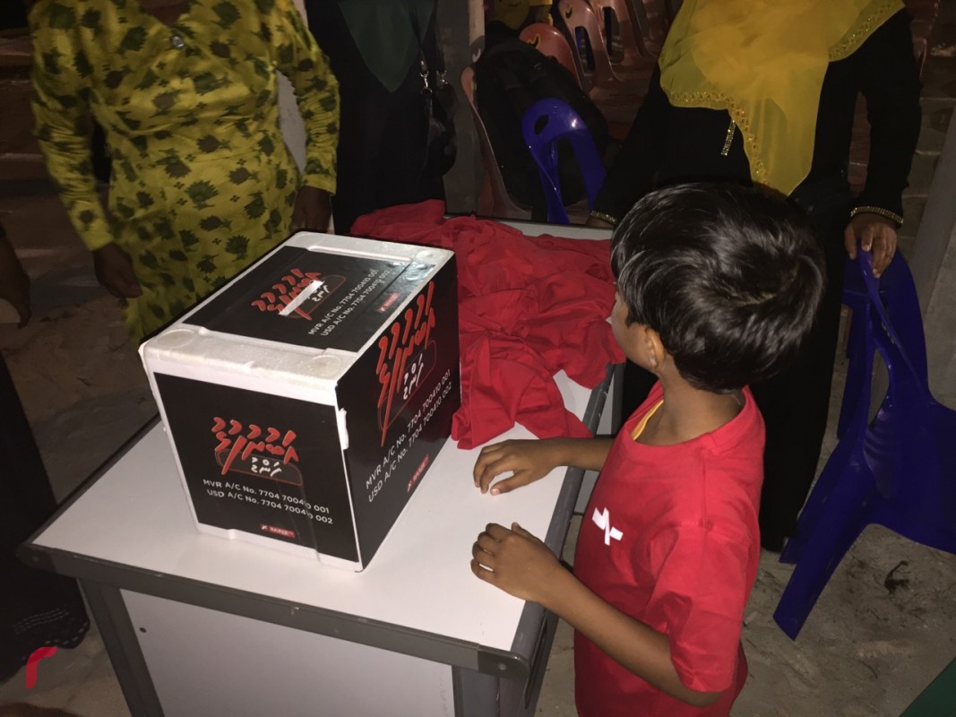 އޮކްޓޫބަރު 13، 2017: އައްޑޫ ސިޓީއިން: ރާއްޖެ ޓީވީން ޤައުމީ ސަލާމަތަށް ނުރައްކާވާފަދަ ކޮންޓެންޓްއެއް ދެއްކިކަމަށްބުނެ އެ ސްޓޭޝަން 500،000 ރުފިޔާއިން ޖޫރިމަނާ ކުރުމާއި ގުޅިގެން ފަންޑް ހޯދުމަށް ރާއްޖޭ ޓީވީގެ މުވައްޒަފުން މަސައްކަތްކުރަނީ، މިއީ ބްރޯޑްކާސްޓިންގް ކޮމިޝަނުން ރާއްޖެ ޓީވީ ޖޫރިމަނާކުރި 3 ވަނަ ފަހަރު