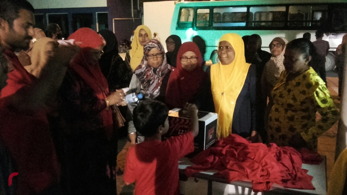 އޮކްޓޫބަރު 13، 2017: އައްޑޫ ސިޓީއިން: ރާއްޖެ ޓީވީން ޤައުމީ ސަލާމަތަށް ނުރައްކާވާފަދަ ކޮންޓެންޓްއެއް ދެއްކިކަމަށްބުނެ އެ ސްޓޭޝަން 500،000 ރުފިޔާއިން ޖޫރިމަނާ ކުރުމާއި ގުޅިގެން ފަންޑް ހޯދުމަށް ރާއްޖޭ ޓީވީގެ މުވައްޒަފުން މަސައްކަތްކުރަނީ، މިއީ ބްރޯޑްކާސްޓިންގް ކޮމިޝަނުން ރާއްޖެ ޓީވީ ޖޫރިމަނާކުރި 3 ވަނަ ފަހަރު