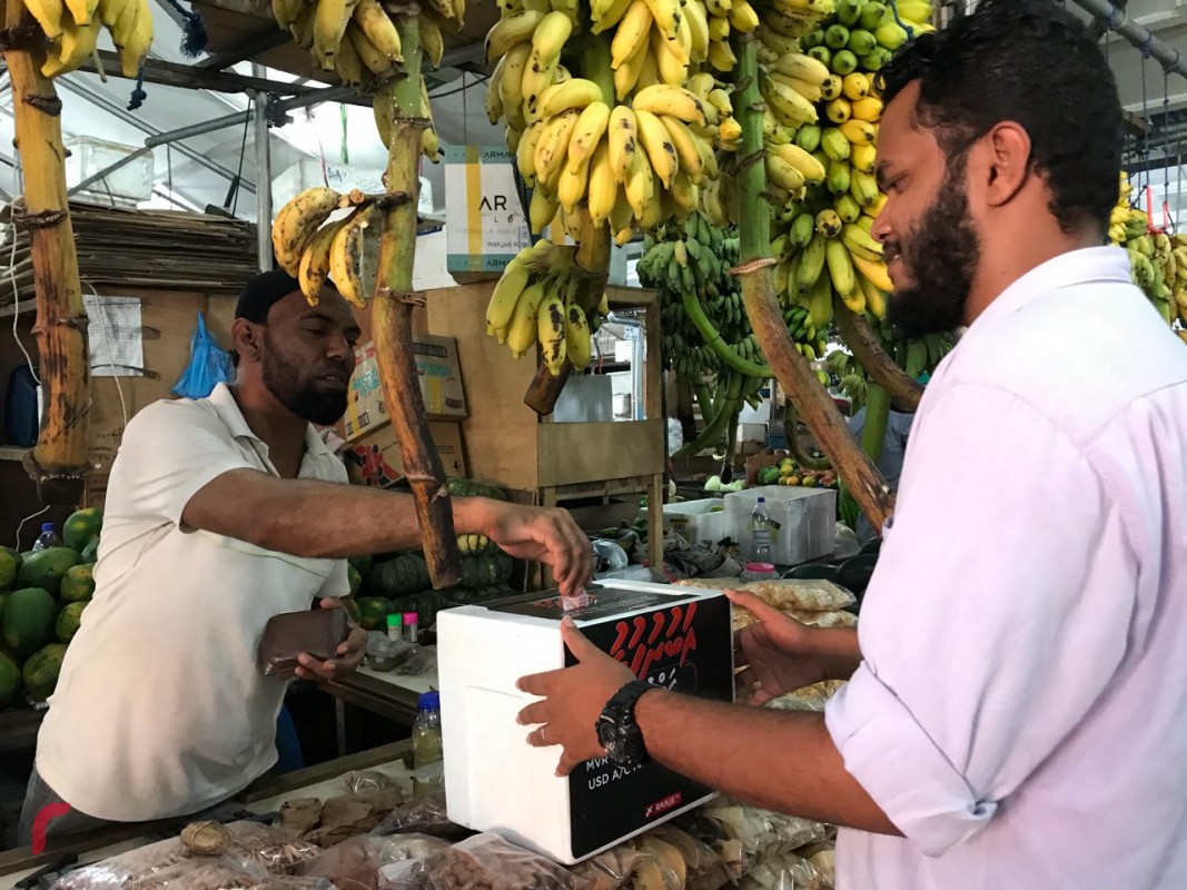 އޮކްޓޫބަރު 13، 2017: ރާއްޖެ ޓީވީން ޤައުމީ ސަލާމަތަށް ނުރައްކާވާފަދަ ކޮންޓެންޓްއެއް ދެއްކިކަމަށްބުނެ އެ ސްޓޭޝަން 500،000 ރުފިޔާއިން ޖޫރިމަނާ ކުރުމާއި ގުޅިގެން ފަންޑް ހޯދުމަށް ރާއްޖޭ ޓީވީގެ މުވައްޒަފުން މަސައްކަތްކުރަނީ، މިއީ ބްރޯޑްކާސްޓިންގް ކޮމިޝަނުން ރާއްޖެ ޓީވީ ޖޫރިމަނާކުރި 3 ވަނަ ފަހަރު