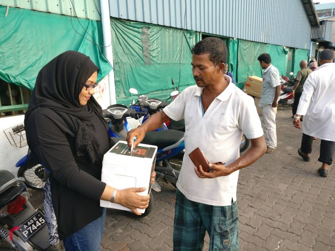 އޮކްޓޫބަރު 13، 2017: ރާއްޖެ ޓީވީން ޤައުމީ ސަލާމަތަށް ނުރައްކާވާފަދަ ކޮންޓެންޓްއެއް ދެއްކިކަމަށްބުނެ އެ ސްޓޭޝަން 500،000 ރުފިޔާއިން ޖޫރިމަނާ ކުރުމާއި ގުޅިގެން ފަންޑް ހޯދުމަށް ރާއްޖޭ ޓީވީގެ މުވައްޒަފުން މަސައްކަތްކުރަނީ، މިއީ ބްރޯޑްކާސްޓިންގް ކޮމިޝަނުން ރާއްޖެ ޓީވީ ޖޫރިމަނާކުރި 3 ވަނަ ފަހަރު