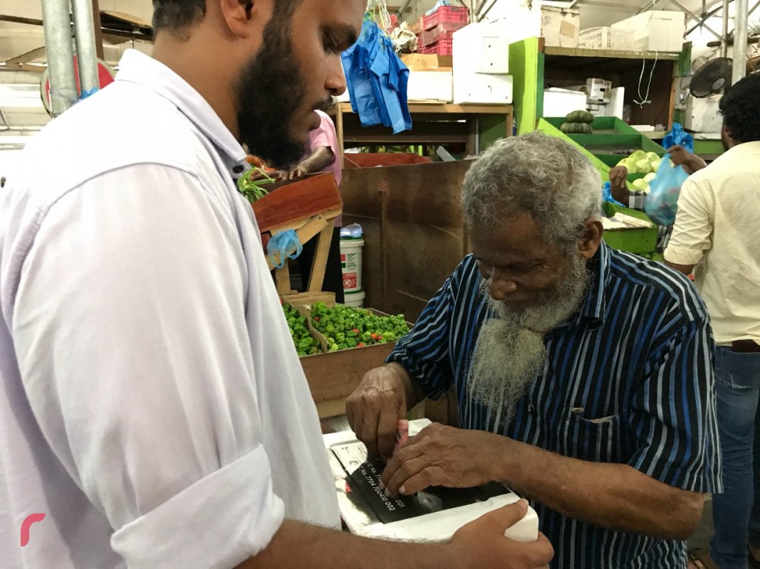 އޮކްޓޫބަރު 13، 2017: ރާއްޖެ ޓީވީން ޤައުމީ ސަލާމަތަށް ނުރައްކާވާފަދަ ކޮންޓެންޓްއެއް ދެއްކިކަމަށްބުނެ އެ ސްޓޭޝަން 500،000 ރުފިޔާއިން ޖޫރިމަނާ ކުރުމާއި ގުޅިގެން ފަންޑް ހޯދުމަށް ރާއްޖޭ ޓީވީގެ މުވައްޒަފުން މަސައްކަތްކުރަނީ، މިއީ ބްރޯޑްކާސްޓިންގް ކޮމިޝަނުން ރާއްޖެ ޓީވީ ޖޫރިމަނާކުރި 3 ވަނަ ފަހަރު