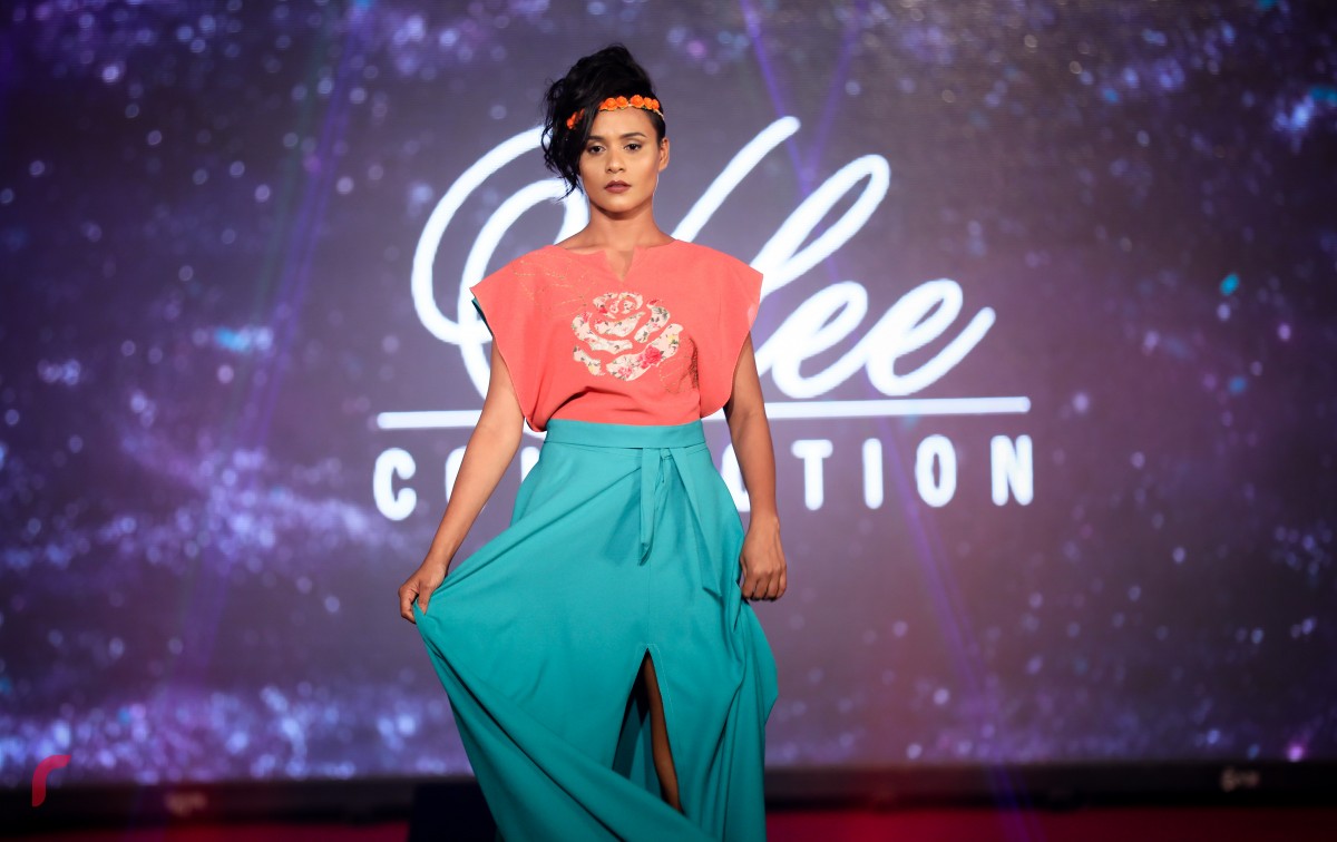 15 އޮކްޓޫބަރު 2017: ރާއްޖޭގެ ފެޝަން އިންޑަސްޓްރީގައި މަސައްކަތްކުރަމުންއަންނަ ފަރާތްތަކުގެ މަސައްކަތް ދައްކާލުމަށް ދިވާސް އިން އިންތިޒާމްކޮށްގެން ދަރުބާރުގޭގައި ބޭއްވި ފެޝަން ޝޯވ ގެ ތެރެއިން