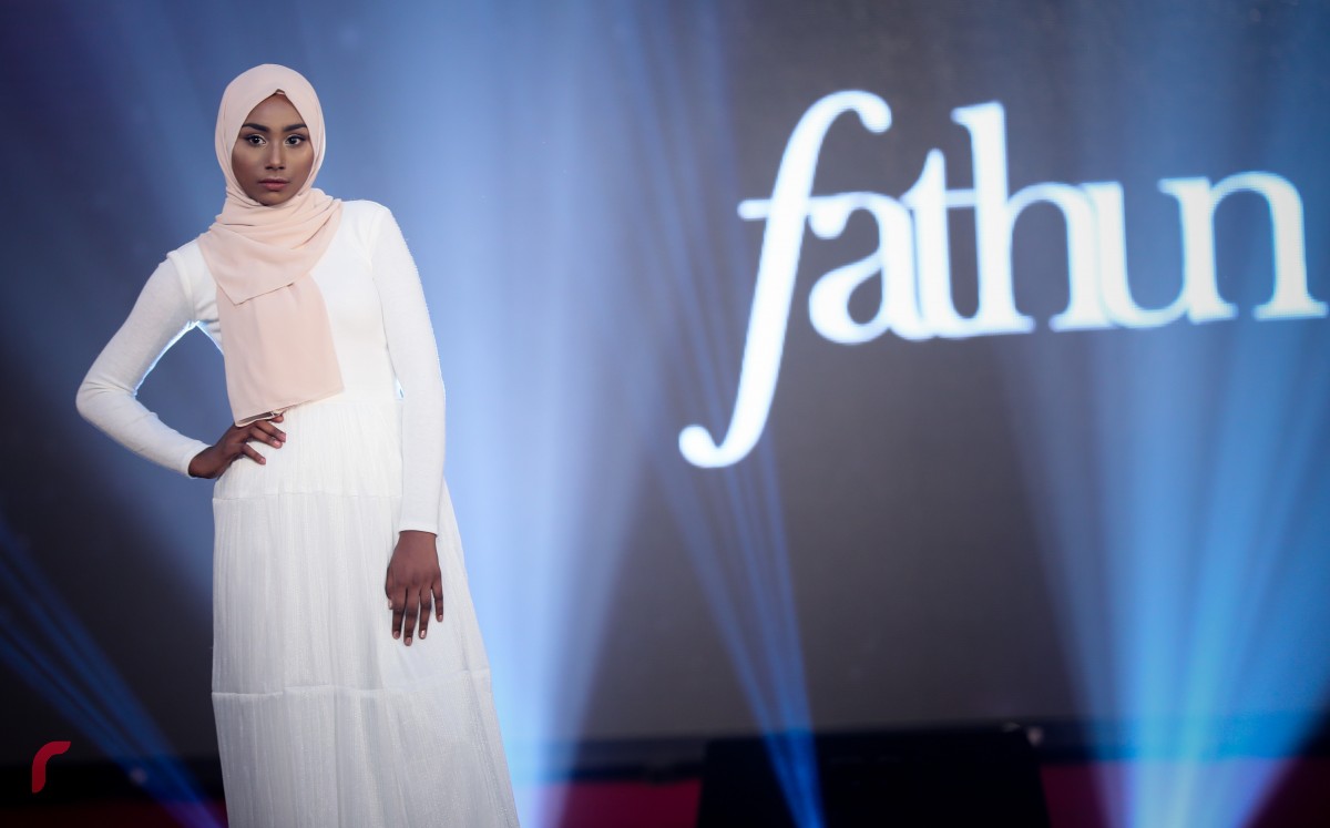 15 އޮކްޓޫބަރު 2017: ރާއްޖޭގެ ފެޝަން އިންޑަސްޓްރީގައި މަސައްކަތްކުރަމުން އަންނަ ފަރާތްތަކުގެ މަސައްކަތް ދައްކާލުމަށް ދިވާސް އިން އިންތިޒާމްކޮށްގެން ދަރުބާރުގޭގައި ބޭއްވި ފެޝަން ޝޯވ ގެ ތެރެއިން