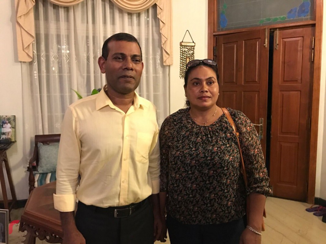 އޮކްޓޫބަރު 17، 2017 : އެމްޑީޕީގެ ރައީސް މުޙައްމަދު ނަޝީދު ލަންކާގައި ދިރިއުޅޭ ދިވެހިންނާއި ބައްދަލުކުރެއްވުމަށްފަހު، އެމަނިކުފާނުގެ ސަޕޯޓަރަކު ރައީސް ނަޝީދުއާއިއެކު ފޮޓޯއަކަށް ހުއްޓިގެން